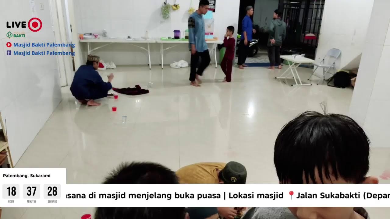 Suasana masjid menjelang buka puasa
