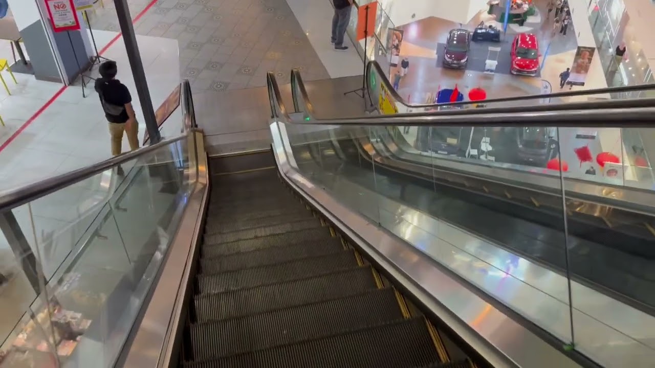 Kuching Plaza Merdeka Shopping Ceter escalator 