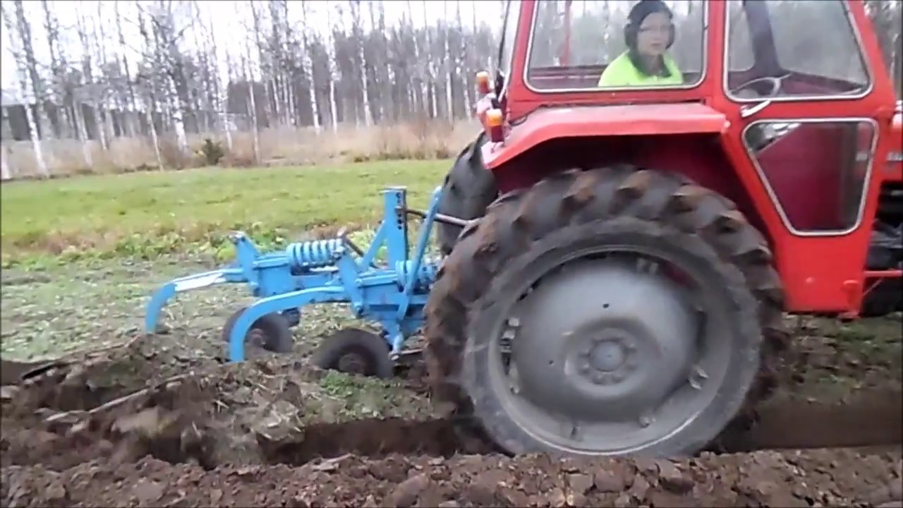 Kyntöä  Massey-Ferguson 165 ja Fiskars