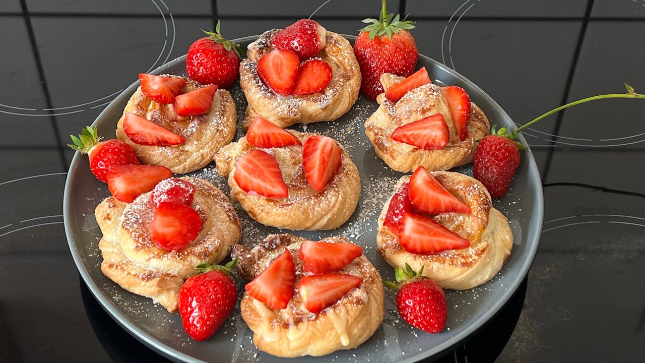 Puff Pastry Rolls with Strawberries #summerdessert #stepbysteprecipes #puffpastryrecipe