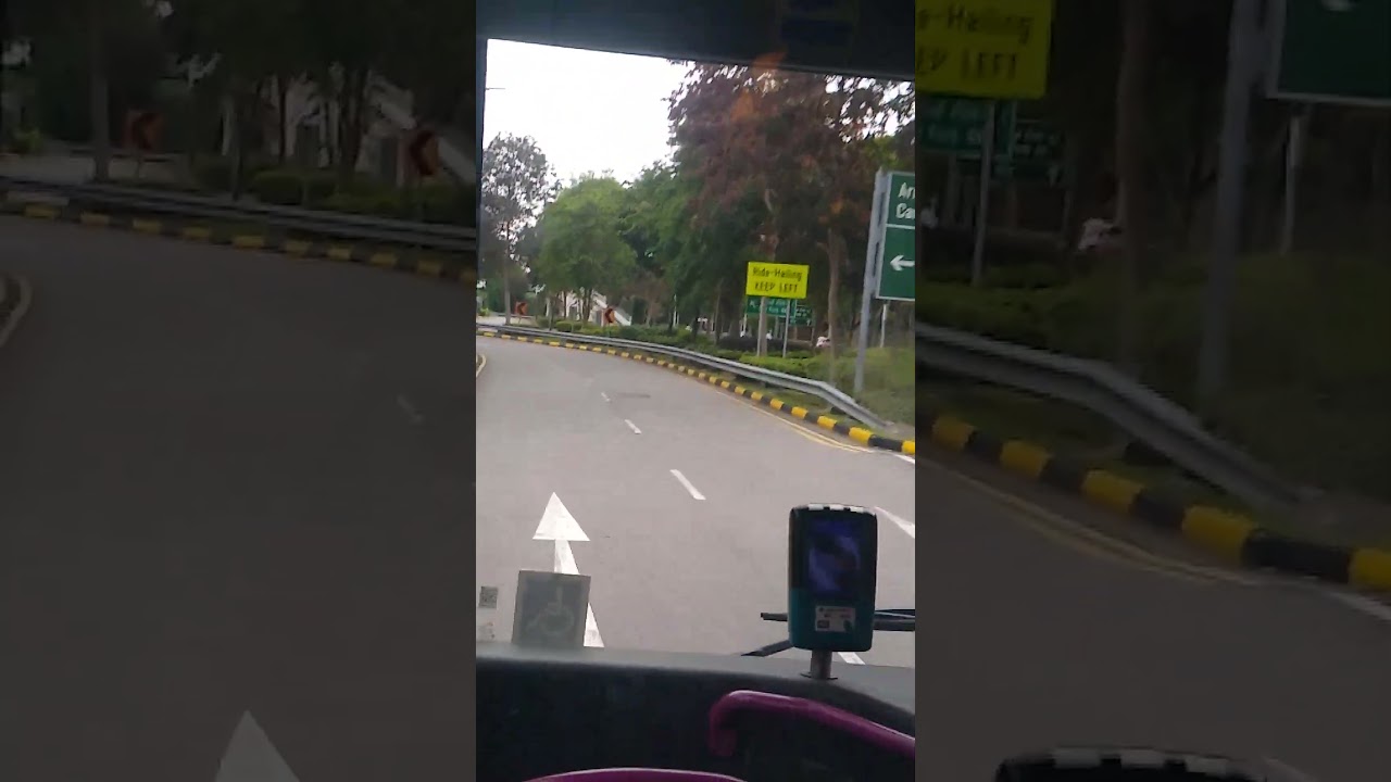 busstransit med skrikende spedbarn og stoisk sjaför mellom terminalene  pa Flyhavn Singapore-Changhi