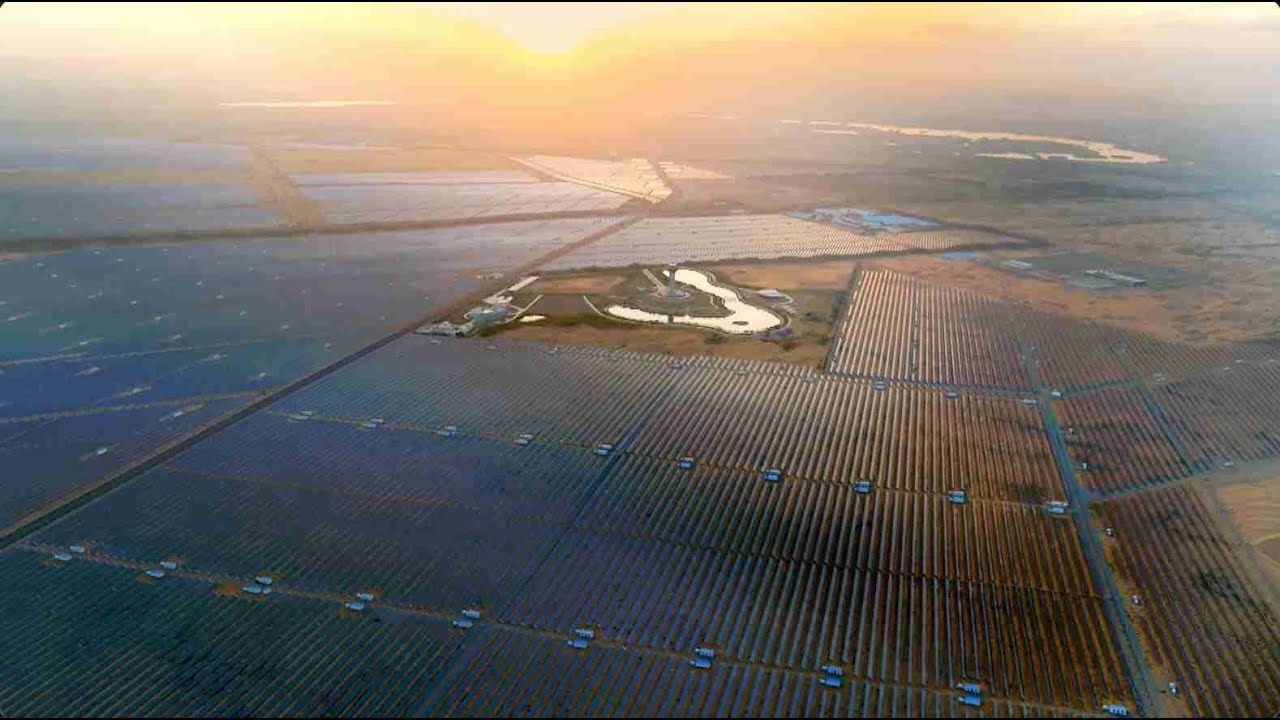 L'aventure du quartz : Un océan de panneaux solaires au désert