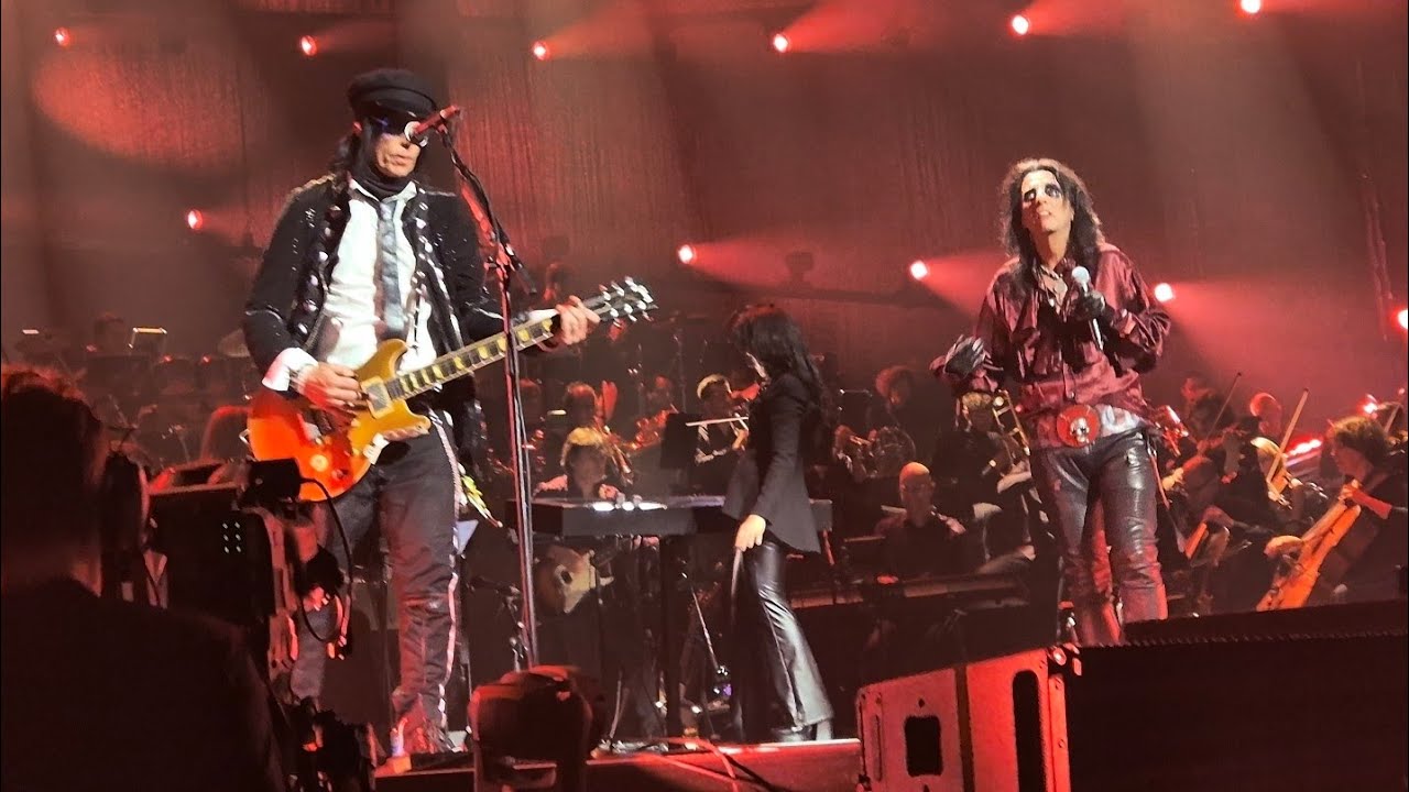 Alice Cooper - Might as well be on Mars 19.12.2025 Night Of The Proms, Cologne, Front row