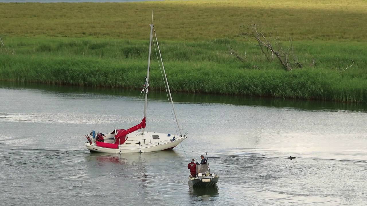 Räddningstjänsten i Kungälv drar loss en båt som gått på grund.