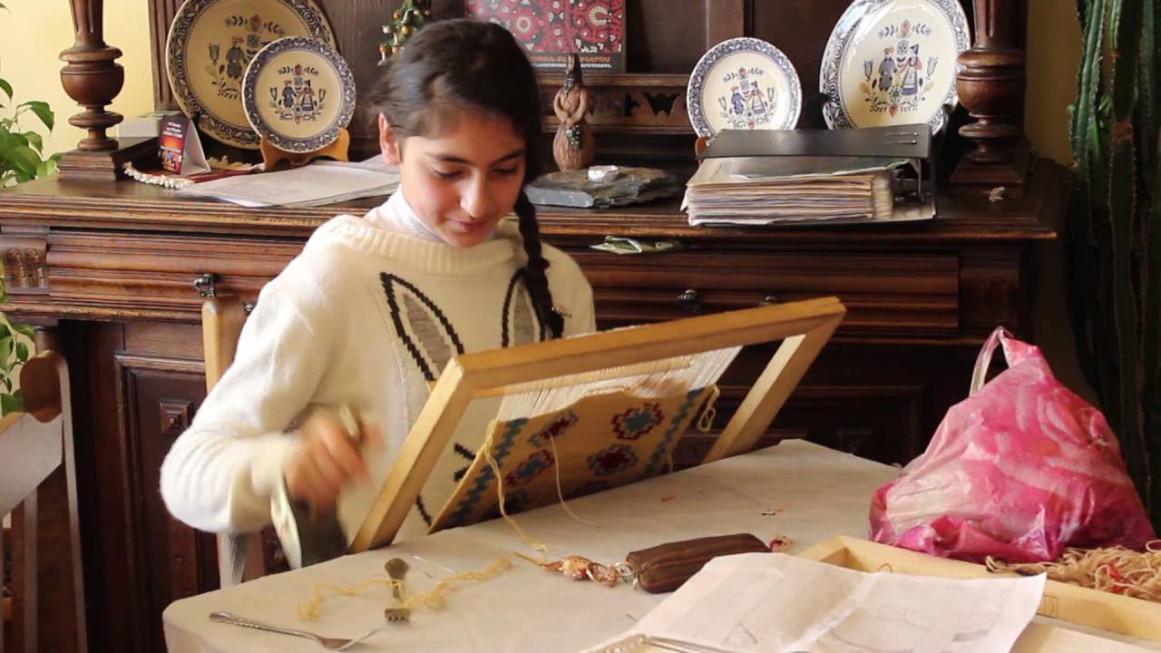 «Հանգույց» հիմնադրամի սաները գորգ են գործում, Carpet weavers  of ''HUB'' Foundation