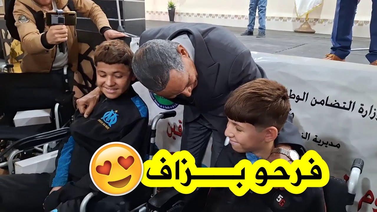 شاهدوا والي باتنة يمنح كرسيين متحركين لأخوين من ذوي الإحتياجات الخاصة..