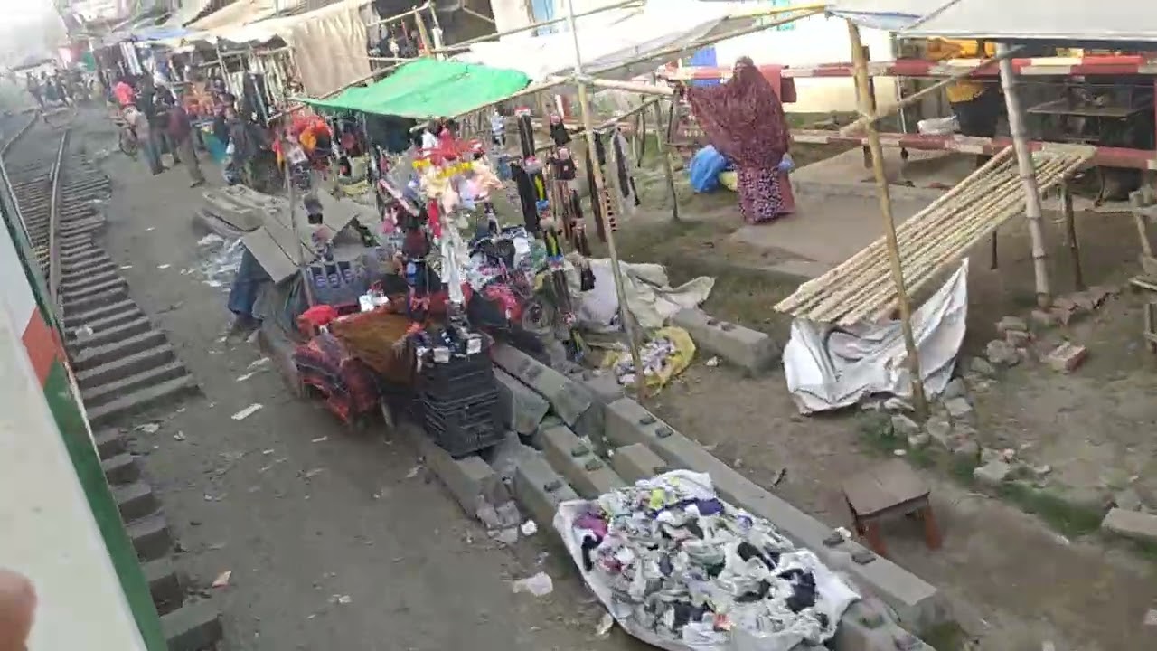 আন্তঃনগর নীলসাগর এক্সপ্রেস সৈয়দপুর স্টেশনে ঢোকার দৃশ্য  