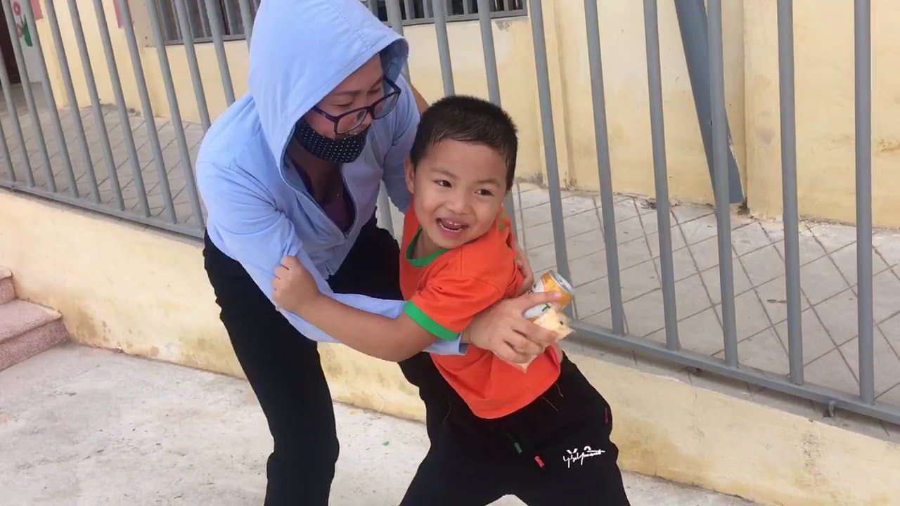 Dạy trẻ không nhận quà và đi theo người lạ