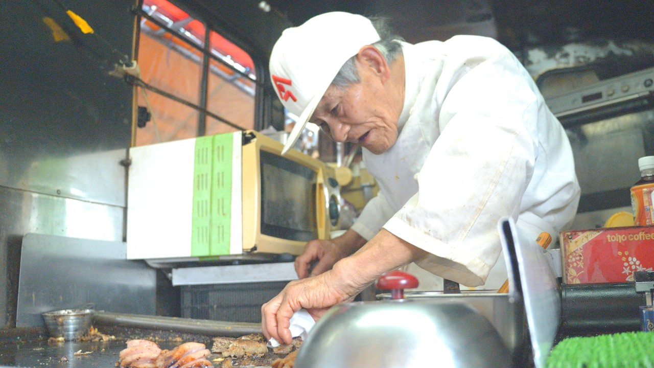 Дедушка-хот-дог попрощался с местом, которое любил 50 лет, и встретил новый день.