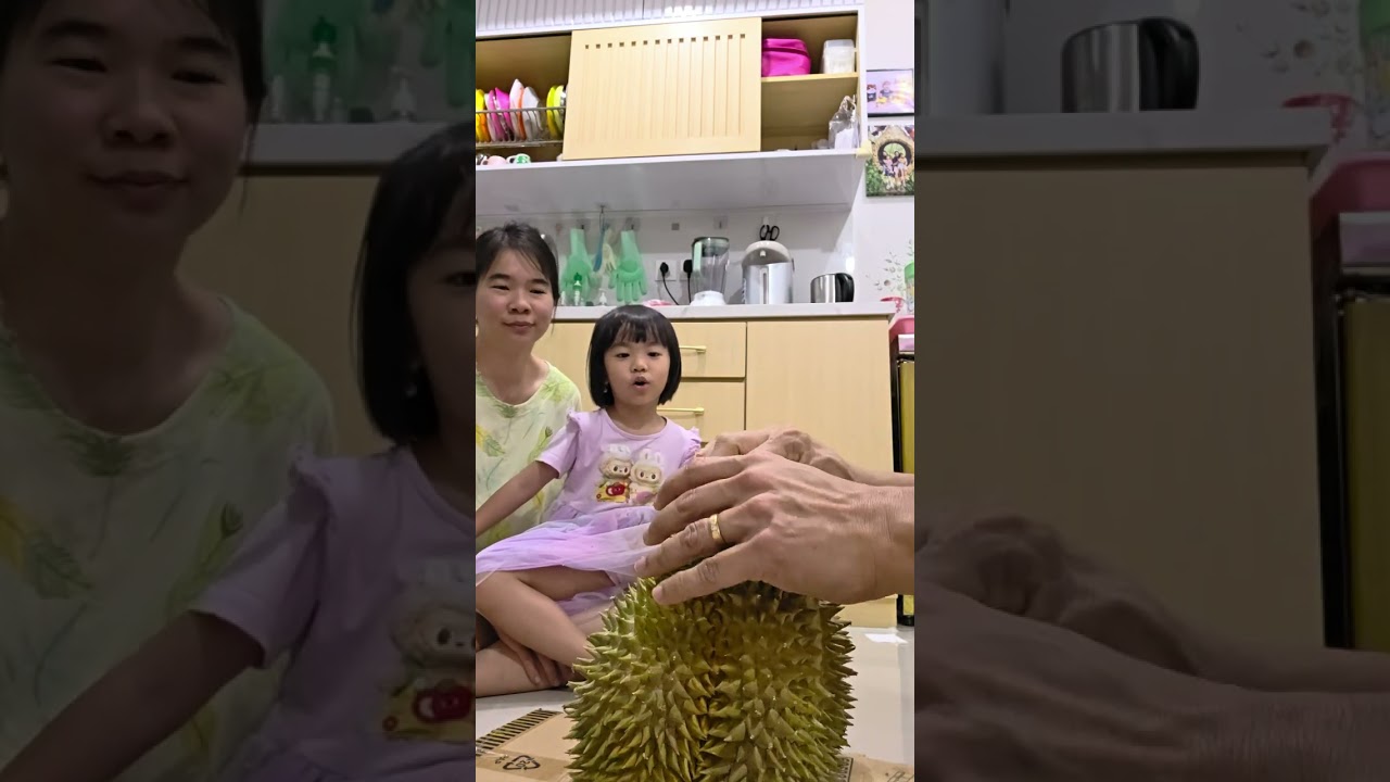 Buka durian hasil kebun