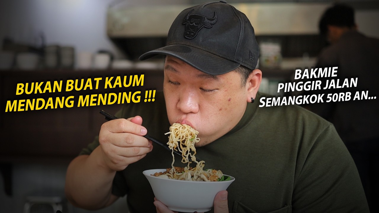 WALAUPUN DI PINGGIR JALAN BAKMI INI BUKAN BUAT YANG MENDANG MENDING !!! COBAIN SENDIRI...