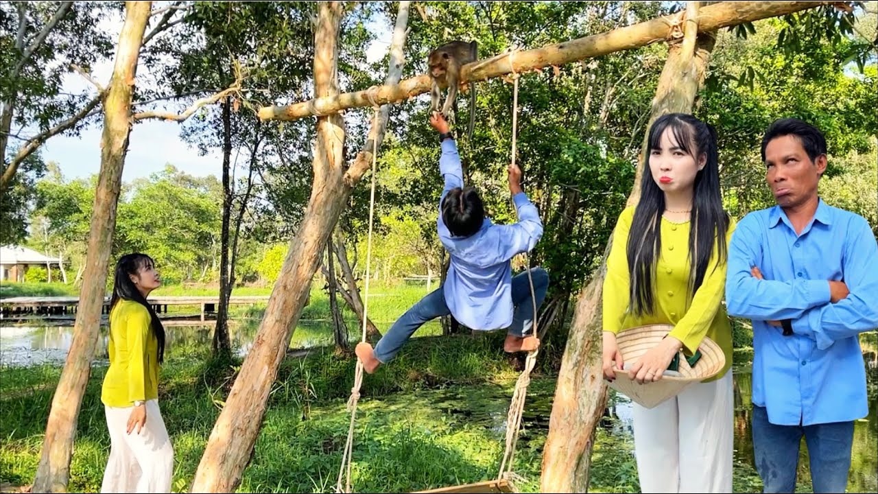 Mặt kệ chị “M” trách móc, Núi Leo dừa chơi lớn dẫn em gái Tâm Như đi du lịch “ chơi với khỉ” .