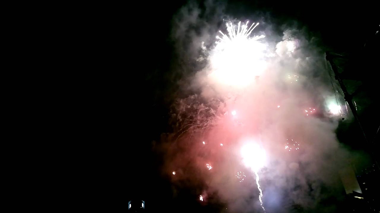 Malaysia : Merdeka KLCC Countdown 2012 Fireworks taken by Nokia 808 Pureview 41 Megapixels
