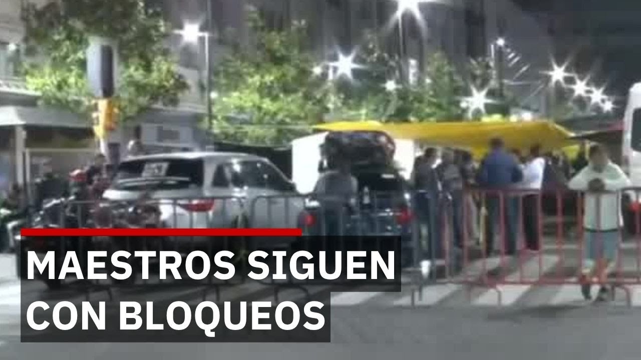 Maestros bloquean el Z&oacute;calo mientras preparan Fan Fest a metros de distancia para el Mundial 2026