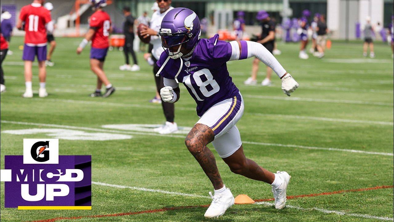 Джастин Джефферсон с микрофоном на тренировочных сборах Minnesota Vikings 2026 года