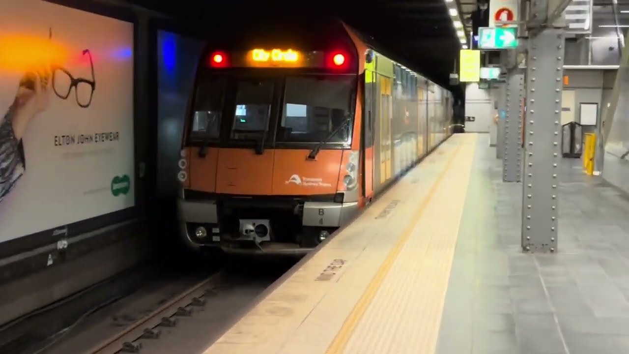 시드니 트레인 B set B4 열차 타운홀역 진입 후 발차 영상 Waratah B set B4 train enter and depart from Town Hall station