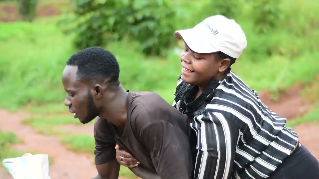 Vicky comedy: wamusinzi akomeje gukora udushya noneho bamufashe yimbye imeneke harahiyeye