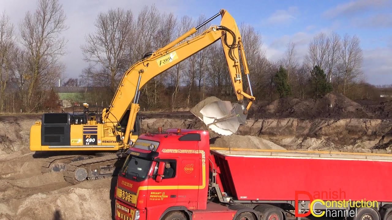 Komatsu PC490 Excavator Loading Trucks