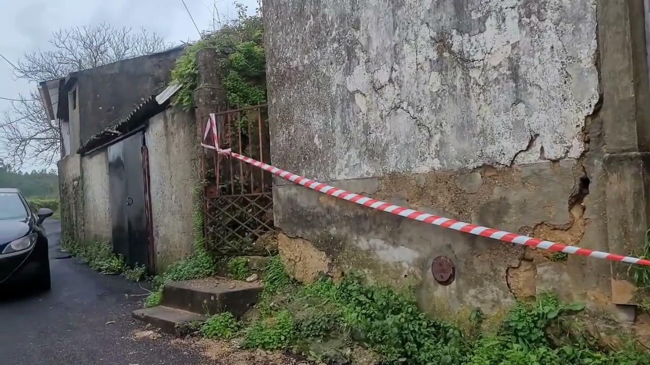 EM RISCO DE RUIR! CASA EM COIMBRA PODE CAIR PARA CIMA DE CASAS VIZINHAS