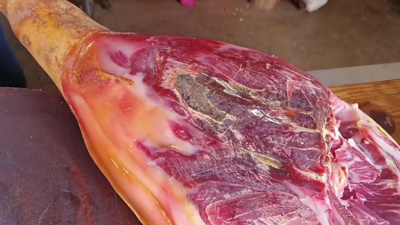 难得一见的腻毛猪火腿，肥肉都是透明的，切开就满屋子的火腿香 #街边小吃 #街头美食#chinastreetfood #streetfood #chinafood