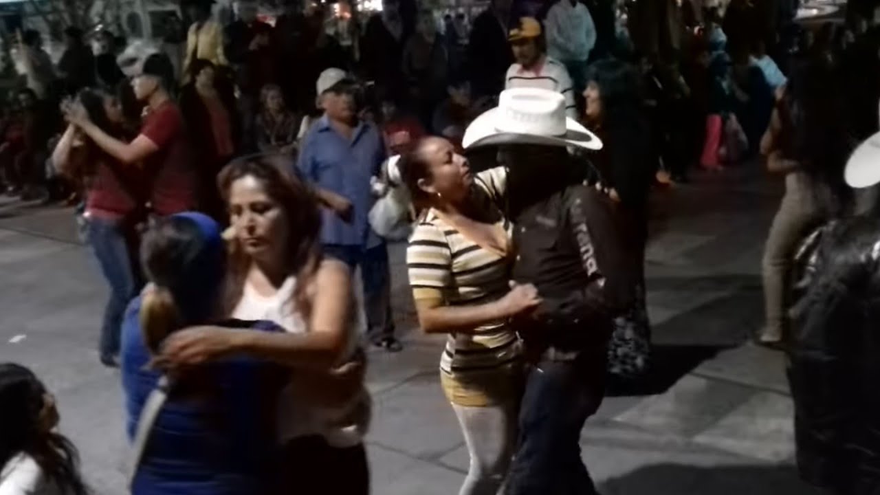 Omar y Flor discuten en el baile