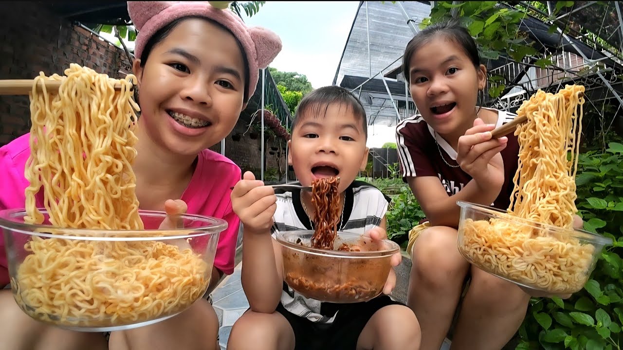 Lộc TiVi Dọn Dẹp Ph&ograve;ng Ngủ V&agrave; Pha M&igrave; T&ocirc;m Đen Cho C&aacute;c Em Ăn, Th&ocirc;ng điệp Sống Y&ecirc;u Thương 💗