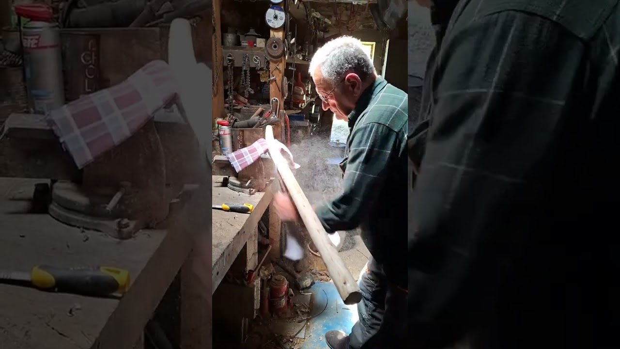 Jean-Louis fabrique un manche &agrave; pelle