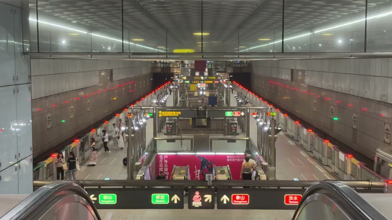 台北捷運之中正紀念堂站上層兩線列車同時進站及出站