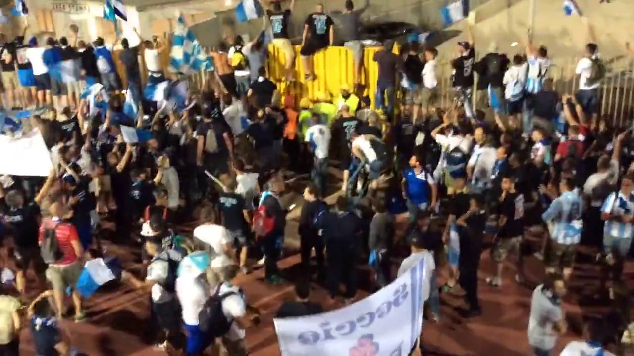 Ultras Pescara cantano e si abbracciano tutti insieme nel dopo partita.