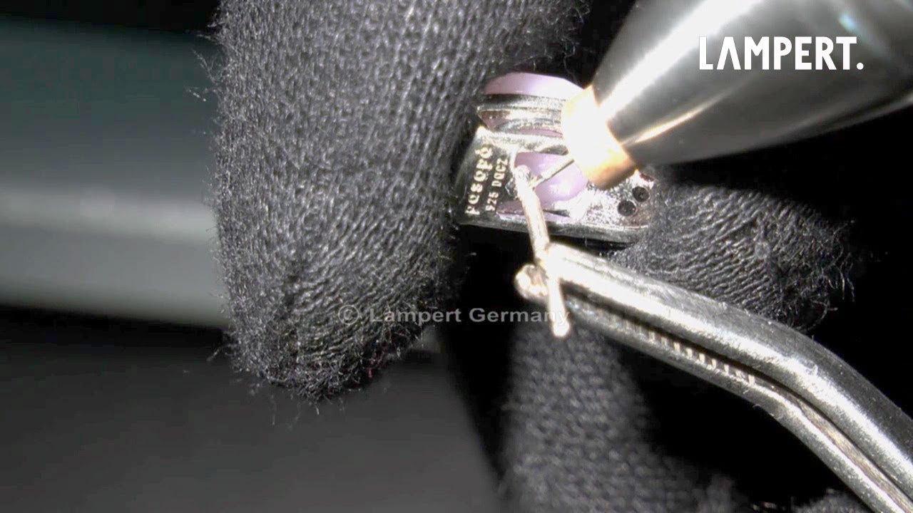 PUK Welding device - Attaching a silver ear post / Anbringen eines silbernen Ohrsteckers