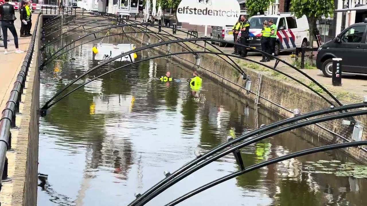 Overleden man aangetroffen in stadsgracht van centrum Bolsward.