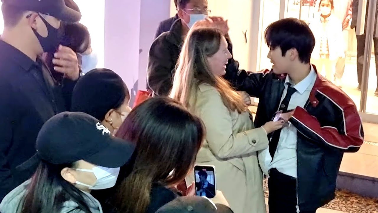 SUNDAY. HYOJIN, YU KAGAWA & SHINHWA. HONGDAE BUSKING. FANTASTIC INTERACTIVE PERFORMANCE.