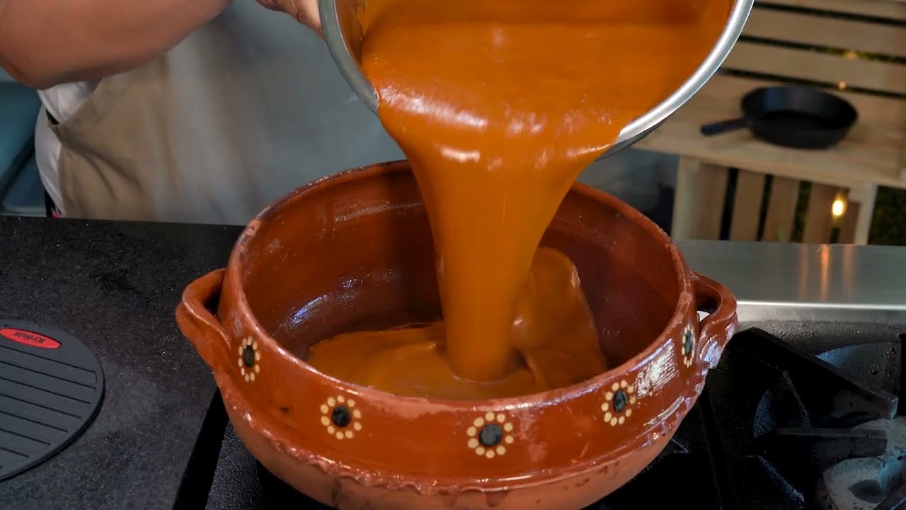 MOLE ROJO CON LA JEFA