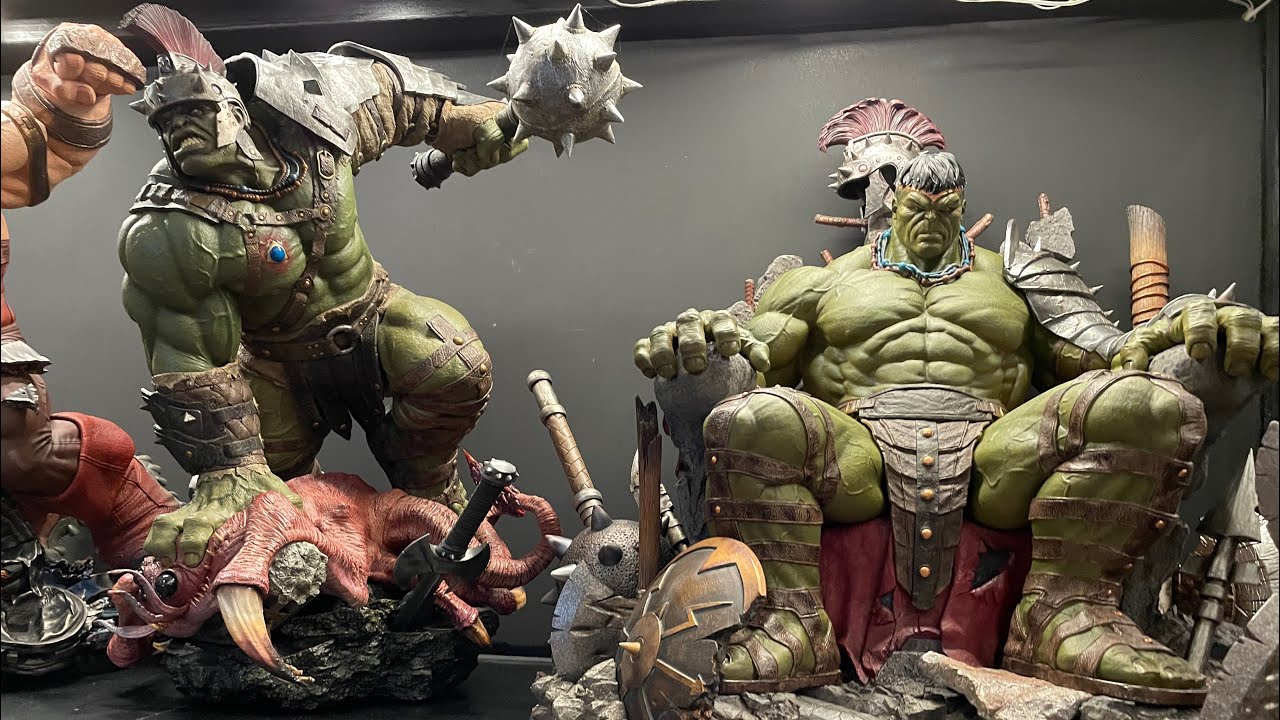 Sideshow Gladiator hulk VS Queen studios Gladiator hulk on throne