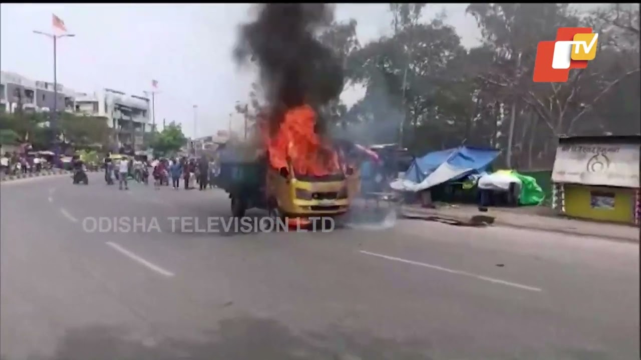 Indore Municipal Corporation’s garbage carrying vehicle catches fire