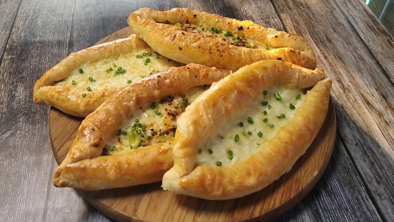 Замесила и сразу выпекаю! Ленивые лепешки с чесноком и сыром.