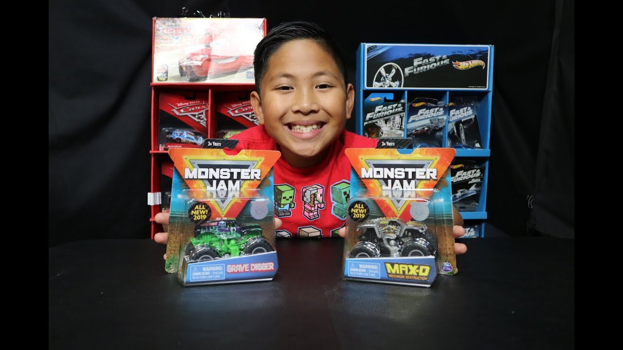 Monster Jam Grave Digger and Max-D 2019 Unboxing - Spin Master Toys #monsterjam