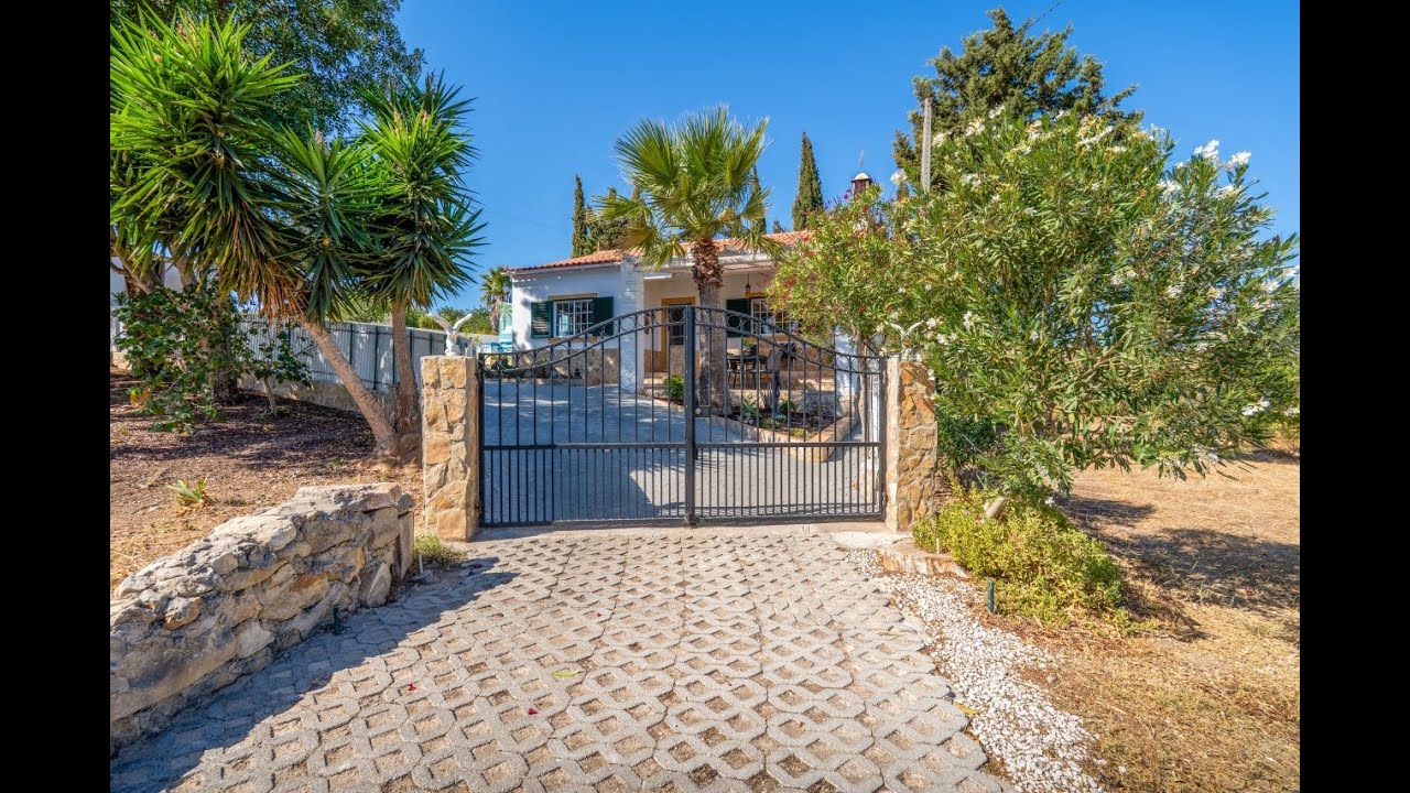 Detached 2 bedroom bungalow with one bedroom guesthouse, pool and terraces south of Paderne.