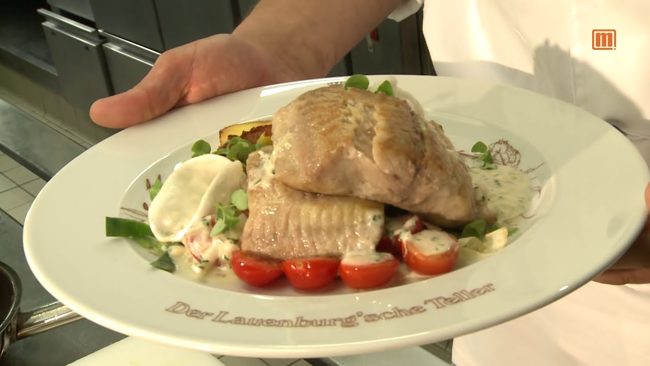 Gebratenes Welsfilet auf Tomaten-Lauchgemüse mit Kartoffelterrine an Sahne-Meerettischsoße