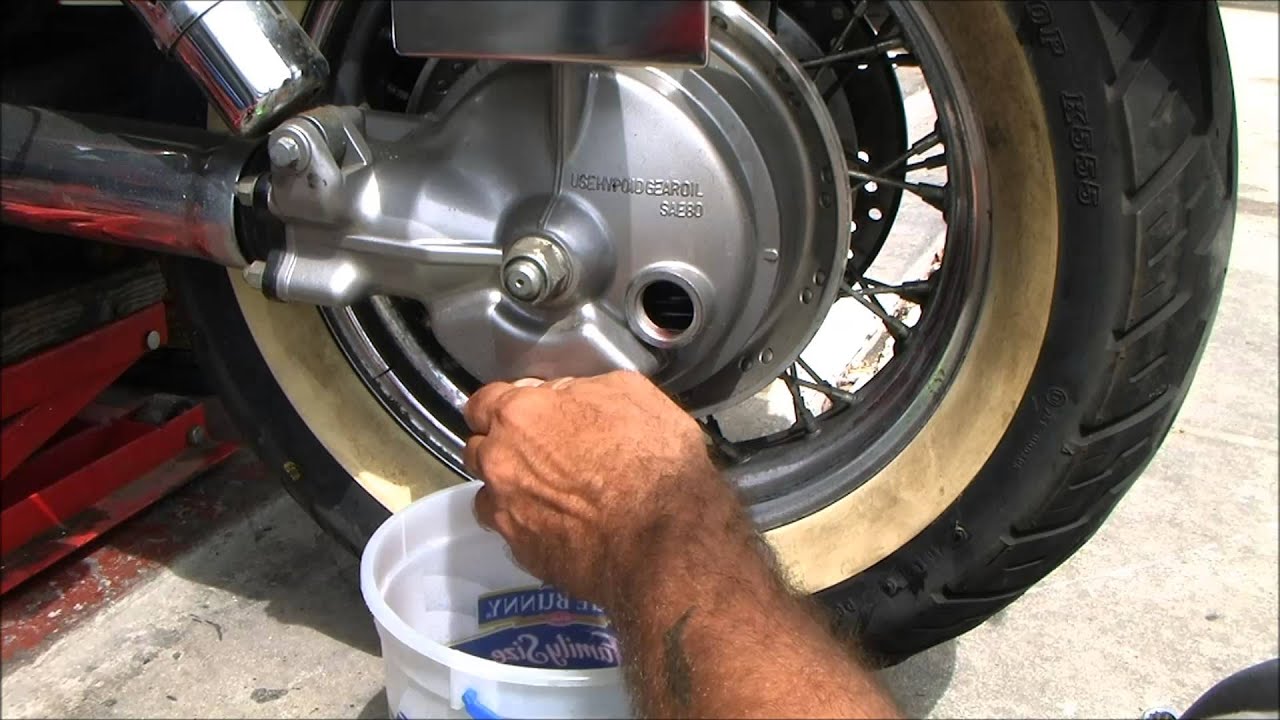 Замена масла в заднем редукторе Honda VT1100C2 1997 года