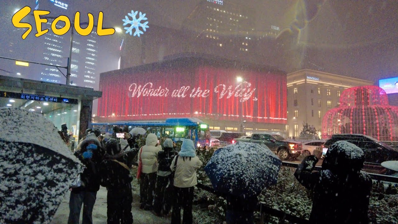 [4K]❄️첫눈부터 ‘폭설’ 내린 🥰 명동갔다가…🇰🇷📸 서울명소 / Walking in Myeongdong on the first snowy day - Seoul - Korea🇰🇷