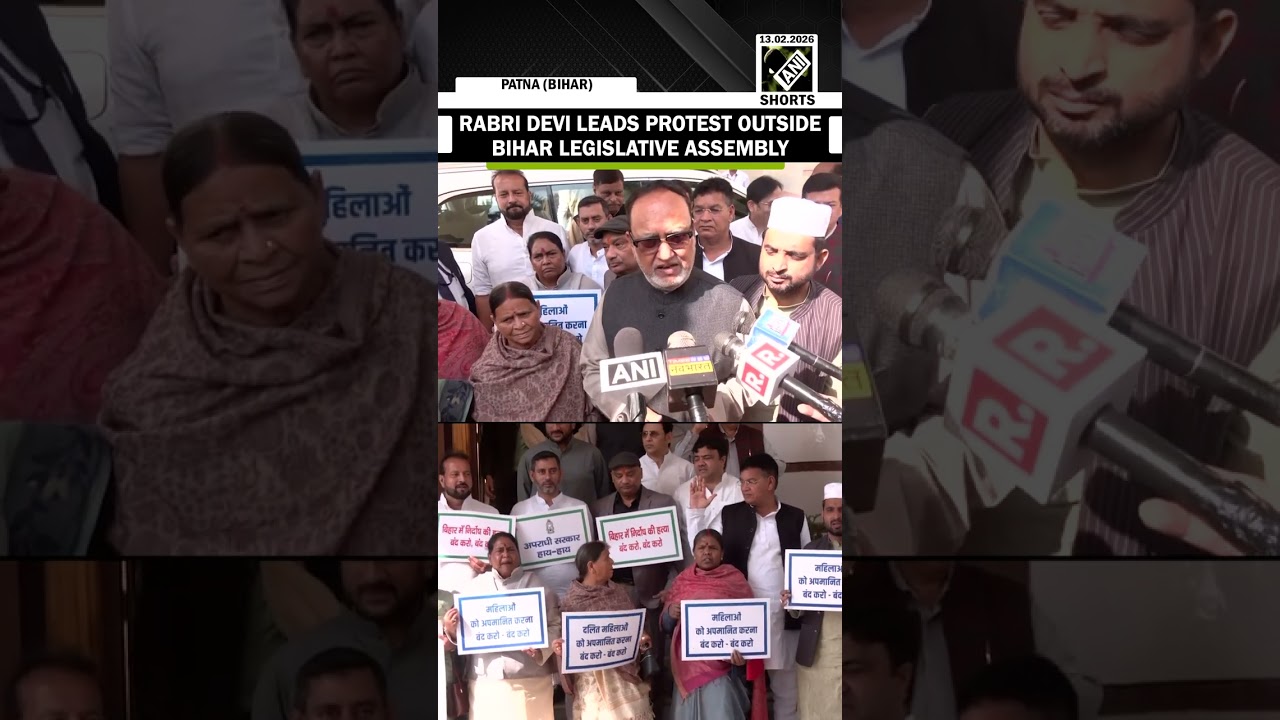 Lider RJD Rabri Devi wraz z partyjnymi kolegami organizuje protest przed budynkiem Zgromadzenia B...