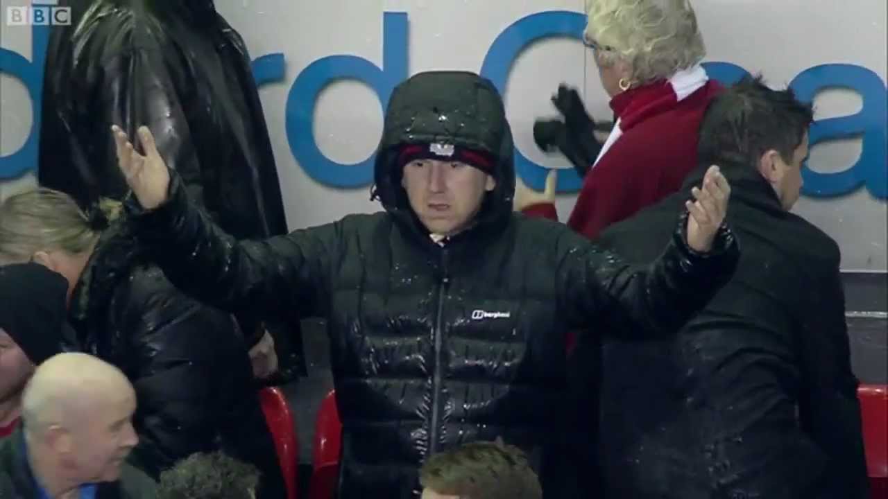 Fans de Liverpool arros&eacute; durant la mi-temps. Public en colere