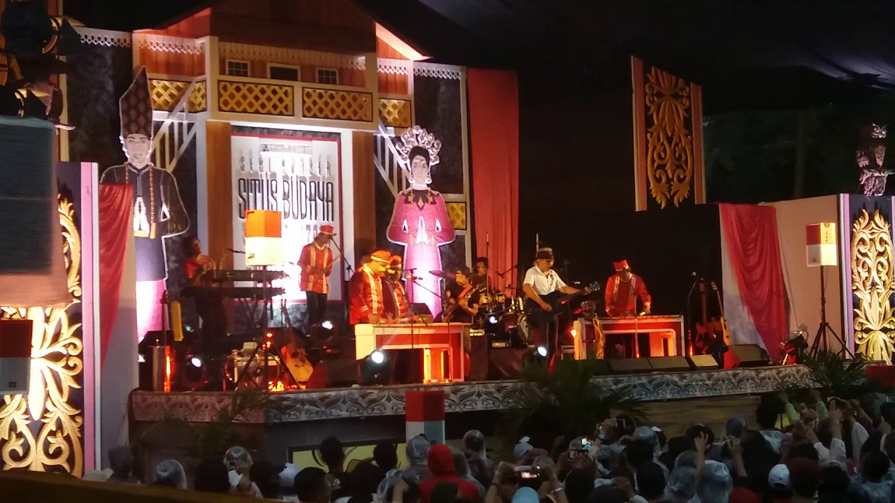 Iwan Fals - Asik Ngga Asik (Konser Situs Budaya : Sulut - Minahasa) #konser #iwanfals Dunia Politik