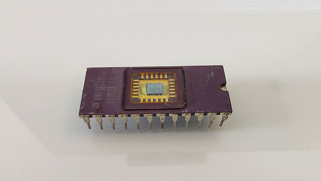Mostrando un chip ROM de 256 Bytes que dio vida al Intel 4004, primer microprocesador de la historia