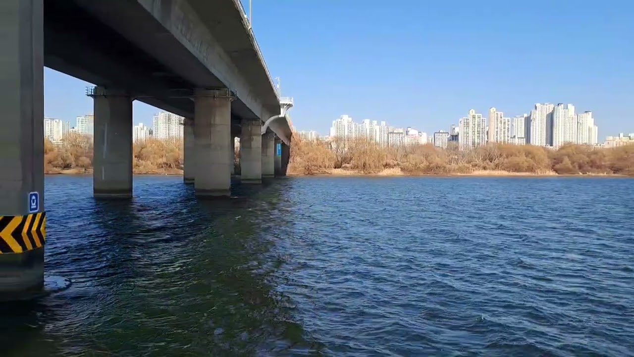 먼여로 펭귄아저씨가 불렀습니다  남진.이현.배호.문주란.이미자님이 이노래를 부르셨는데 어느 가수분이 원곡자인지는 모르겠습니다 