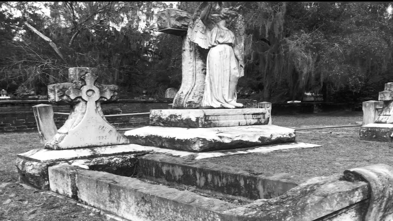 A walk through Oak Grove Cemetery