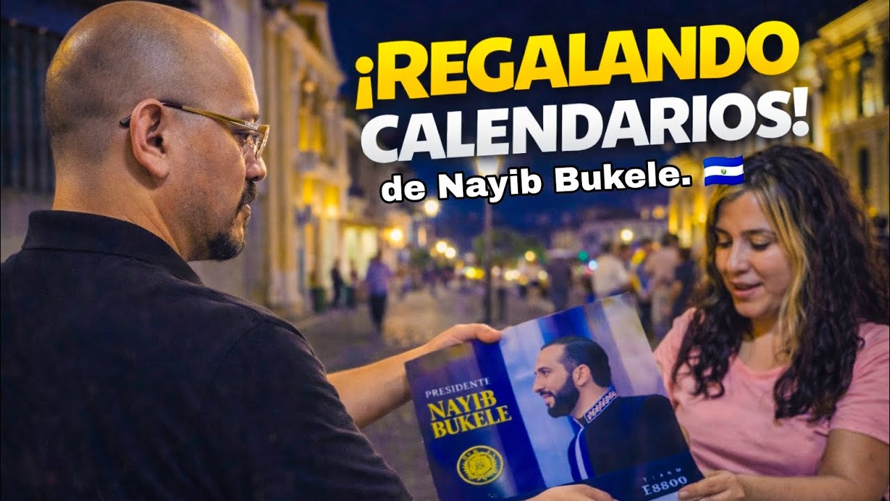Regalando calendarios de Nayib Bukele en el Centro Histórico de San Salvador. 🇸🇻