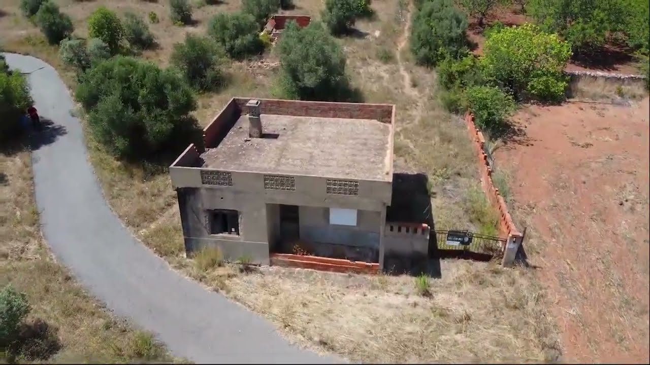 Moradia com Terreno Rústico em Benafim para renovar