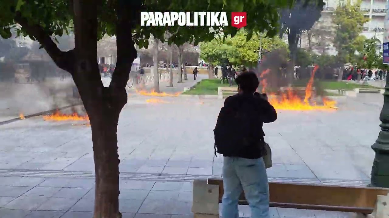 Επεισόδια μετά τη διαδήλωση για τα Τέμπη: Φωτιές στο κέντρο της Αθήνας | Parapolitika